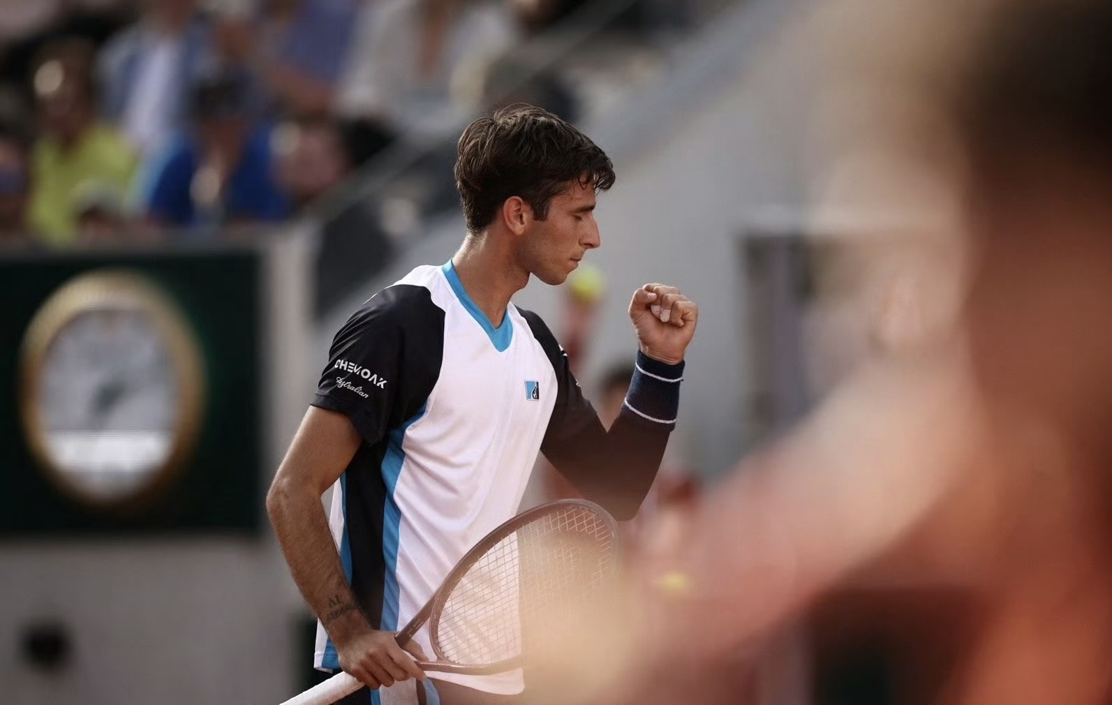 法国网球队险胜日本网球队，西西帕斯统治全场的简单介绍