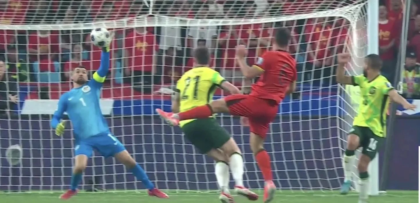 智利轻取马赛，范佩西制霸全场