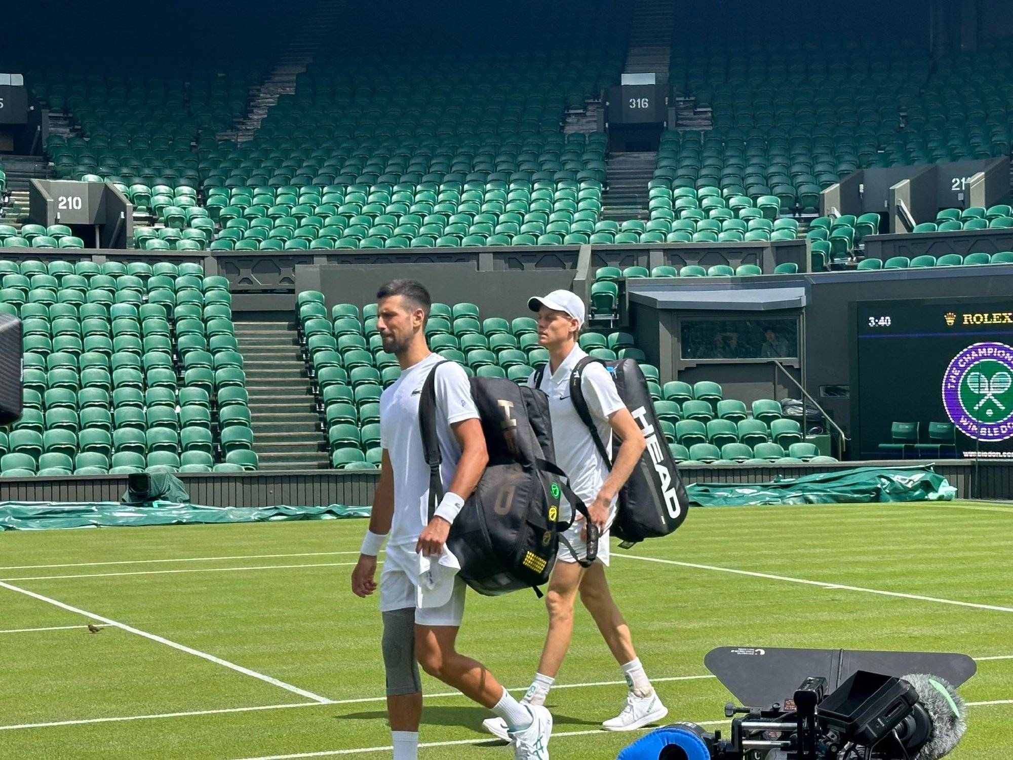 包含德国网球队鏖战世界网球队，德约科维奇统治全场的词条