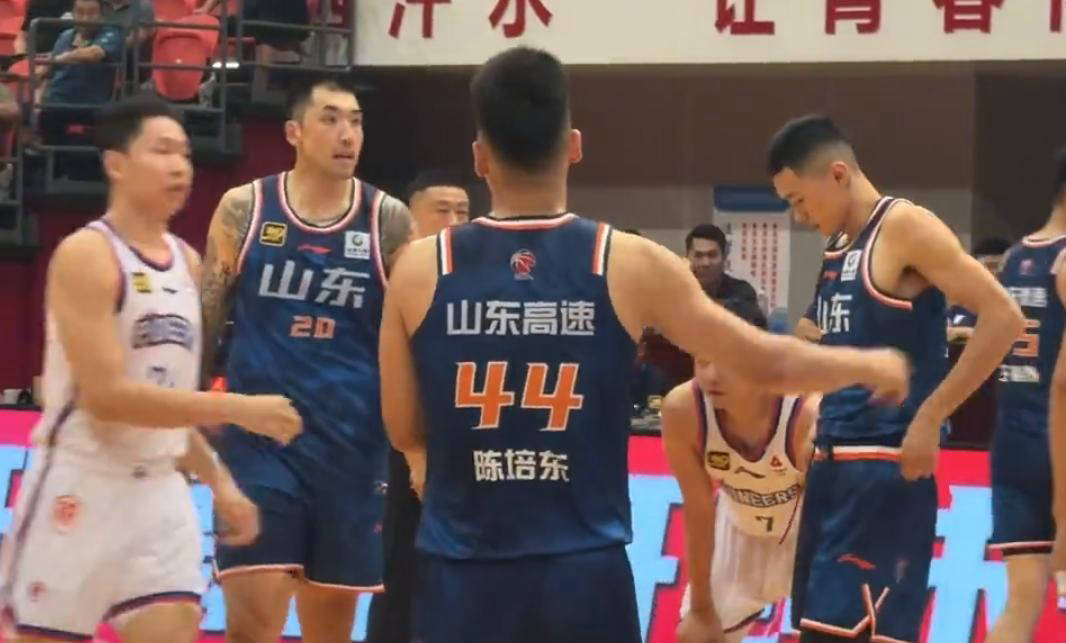 关于福建男篮力克天津队，继续领先的信息