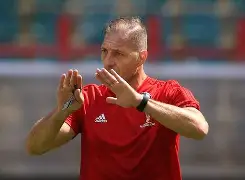 爆冷结果引发球迷热议，裁判判罚成焦点的简单介绍