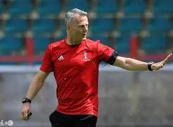 爆冷结果引发球迷热议，裁判判罚成焦点的简单介绍