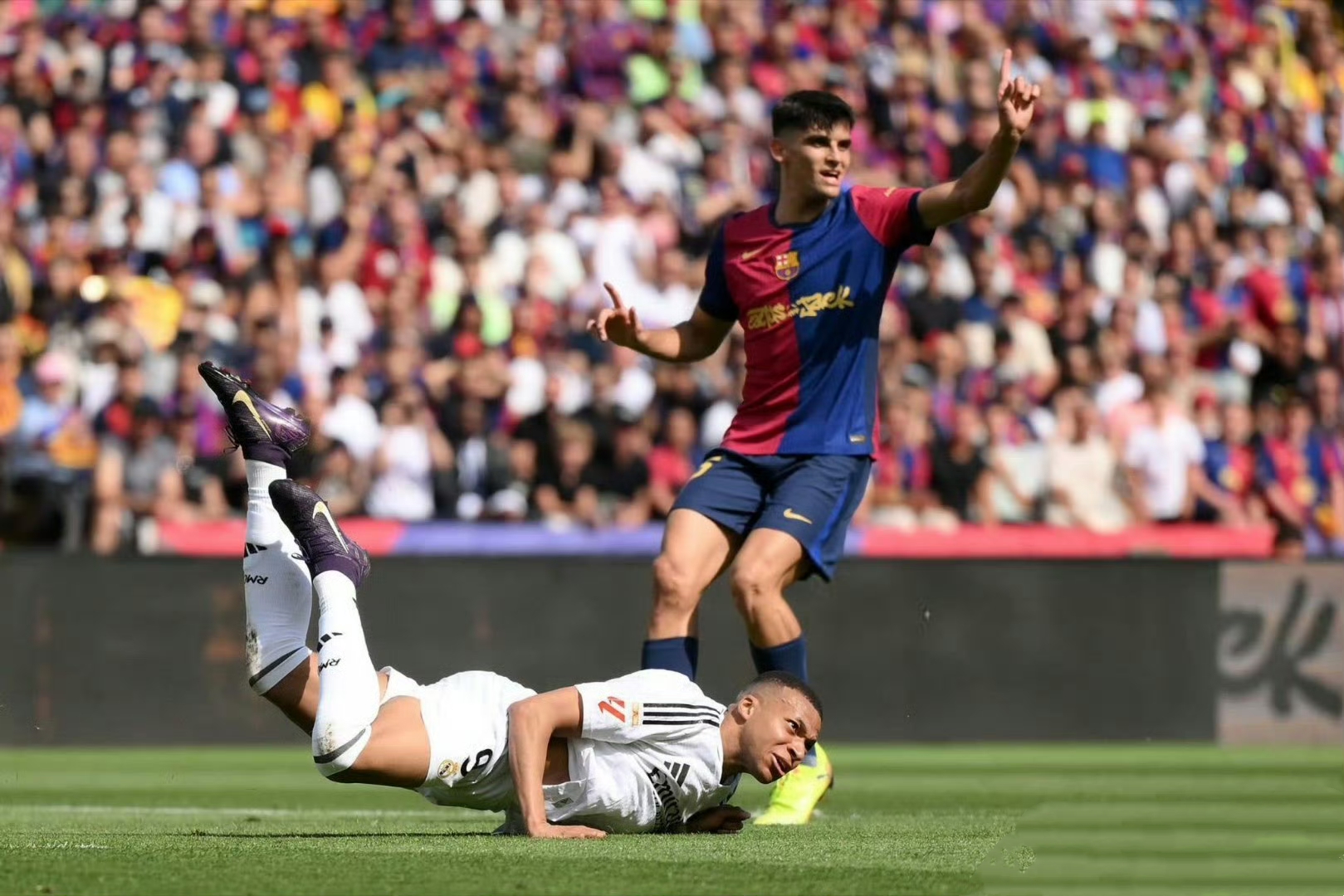 巴萨对战皇马引人注目，未来双雄之争异常化和激烈的简单介绍