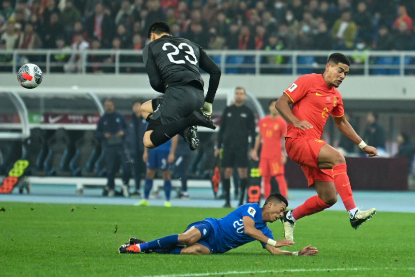 足球比赛人气爆表，球员们展现出色表现的简单介绍