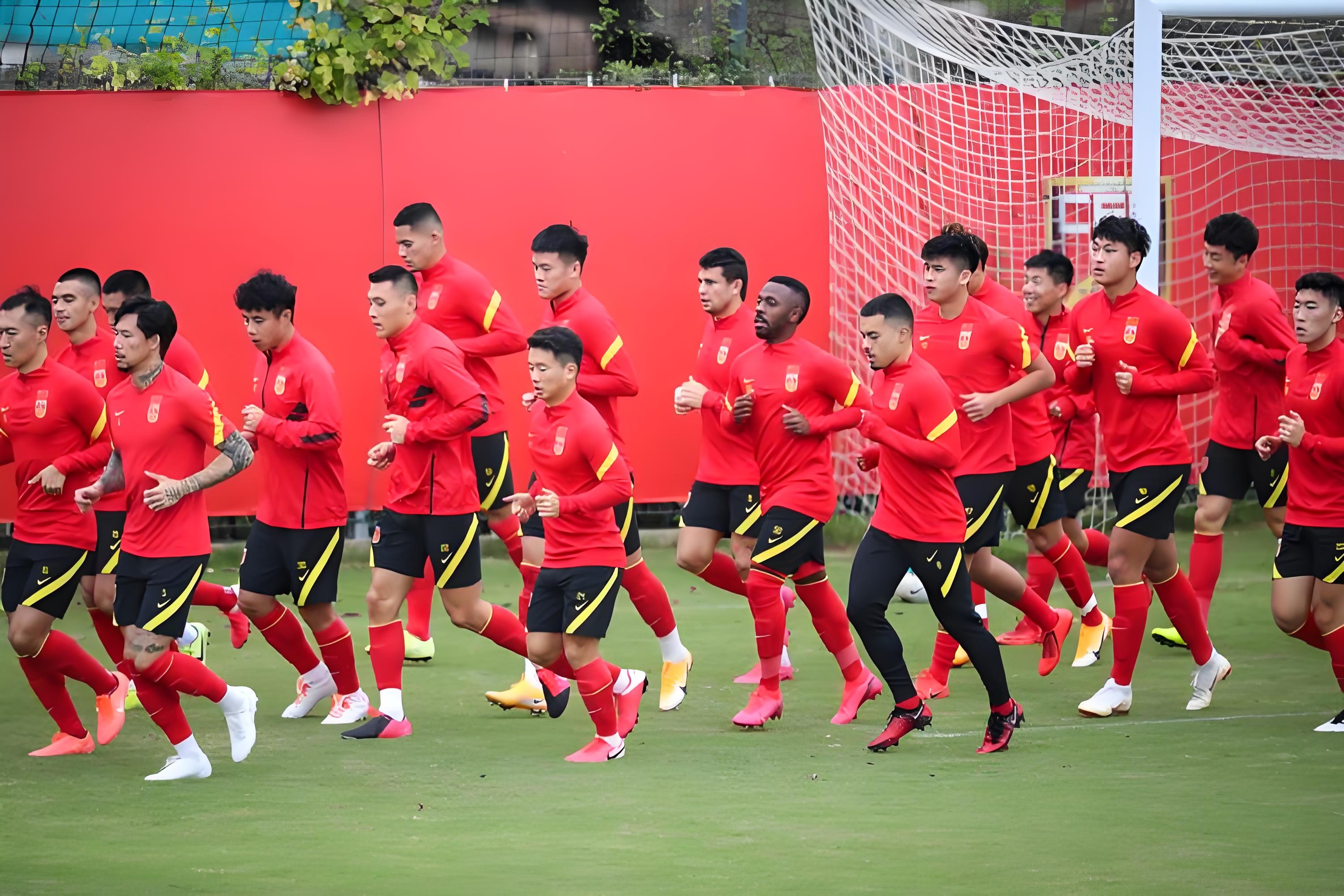 足球比赛人气爆表，球员们展现出色表现的简单介绍